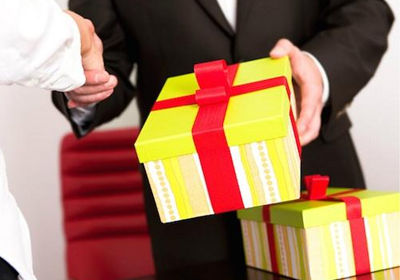 Nên chọn quà tặng tết như thế nào là hợp lý